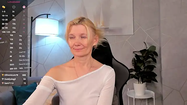 Julie_Lucas - I play with my hair, teasing you