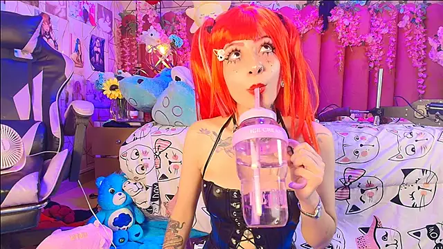 Alicebenett - fingers in pussy and squirt