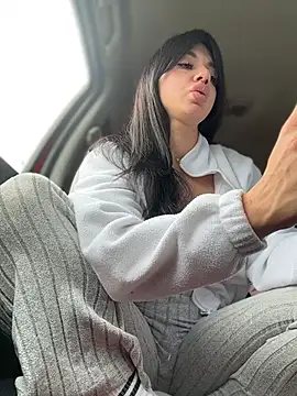 JulliaVegas - Show boobs
