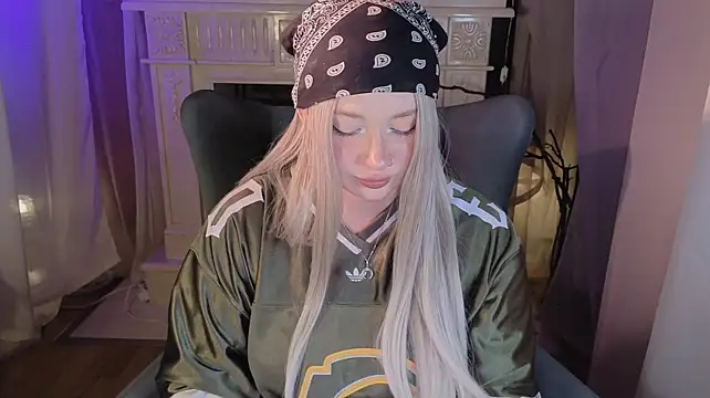Carolina_elf - tease my toy with lips