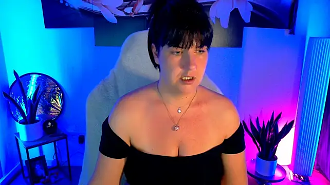NatiLove35 - Titten zeigen + einölen