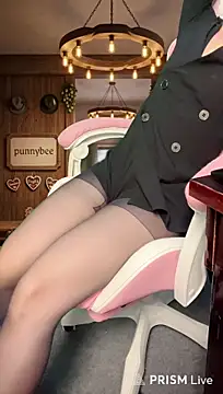 Punnybee - show ass 5 minutes