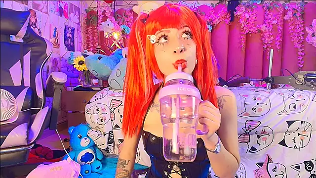 Alicebenett - fingers in pussy and squirt