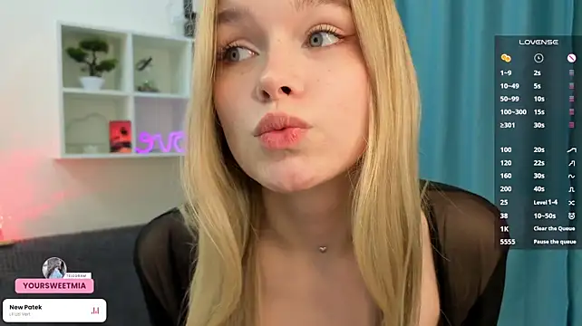 Cuteloat - shake ass close to cam