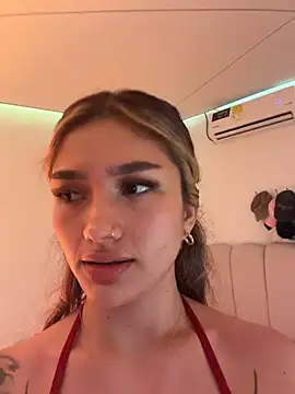 Ariannaa_1 - Ari que hay debajo de tu short? 🙊