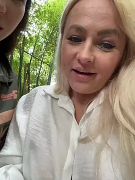 Keep_us_wild - Show tits to a stranger