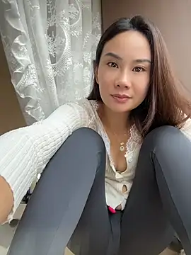 Yioyio-666 - 仿真精液摸胸诱惑2分钟
