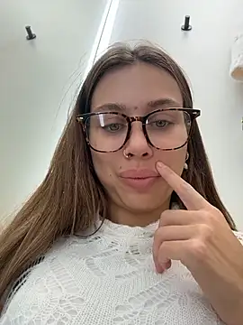 Jucie_Boom - RISKY MOANING IN CHANGING ROOM