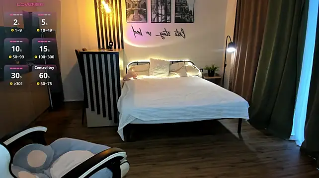 Missevelyn__ - massage my tits close to cam!