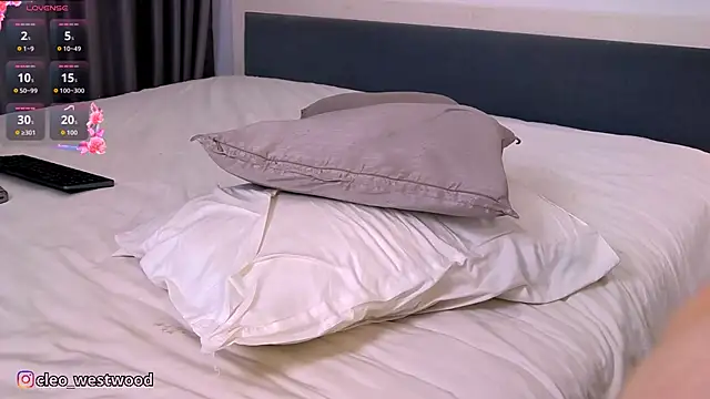 Cleowestwood - Dildo show