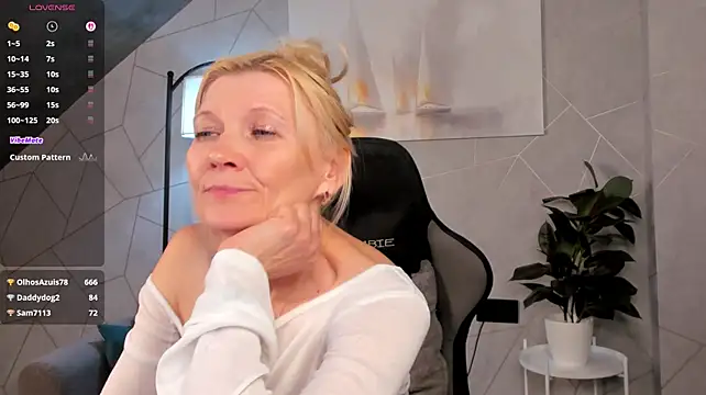 Julie_Lucas - I'll play with my breasts and nipples