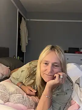 Blondnboujee53 - Spread pussy