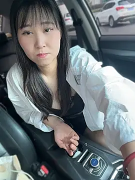 Doreennn - 表弟今天从外地打工回来，等下去接他，偷偷打一支春药，看表弟反应，感觉真好玩
