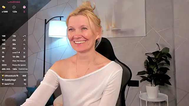 Julie_Lucas - I'll play with my breasts and nipples
