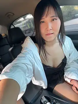 Doreennn - 表弟今天从外地打工回来，等下去接他，偷偷打一支春药，看表弟反应，感觉真好玩