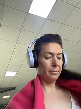 Eveangelll - Squirt in locker room public