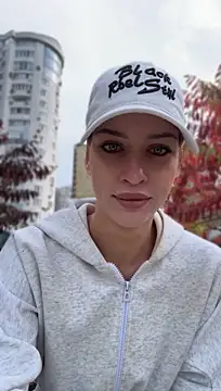 KikiWatson - Flash hard nipples in public 😍