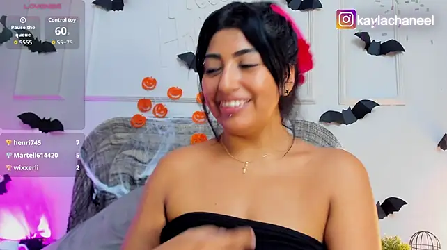 Kaylachannell - make my pussy vibrate x 2min + saliva 😈
