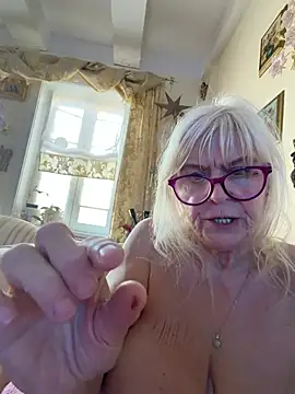 HotGrandma70 - 🍑 Arsch zeigen und wackeln