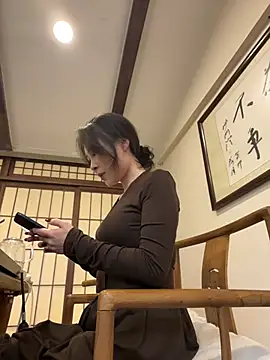 Eva10069 - 🎈朋友聚会偷偷咖啡馆桌下口交大鸡吧