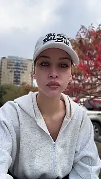 KikiWatson - Show boobs in public 🔞😍