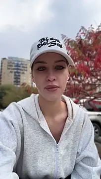 KikiWatson - Show boobs in public 🔞😍