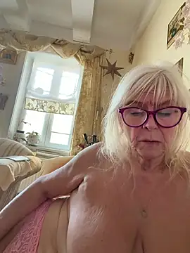 HotGrandma70 - 🍑 Arsch zeigen und wackeln