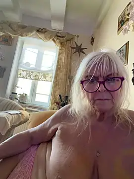 HotGrandma70 - 🍑 Arsch zeigen und wackeln