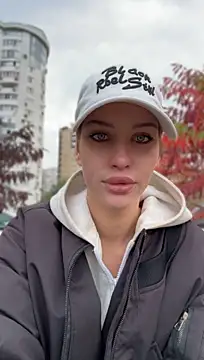KikiWatson - Show boobs in public 🔞😍