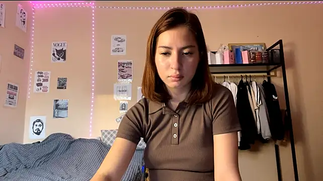 LindseyHoulberg - 😍massage my breasts through top😍
