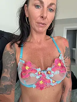 Mel-Mia - 5 min titts out 💋 Lt Hot Clip