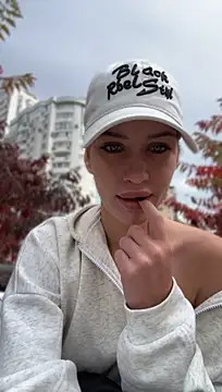 KikiWatson - Show boobs in public 🔞😍