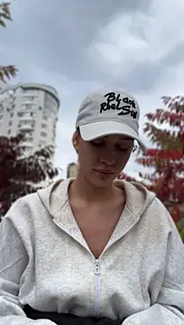 KikiWatson - Show boobs in public 🔞😍