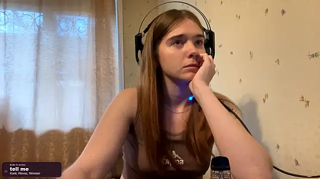 RealMaria - Tease with my top