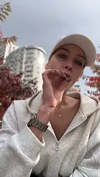 KikiWatson - Show boobs in public 🔞😍