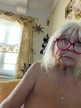 HotGrandma70 - 🍑 Arsch zeigen und wackeln