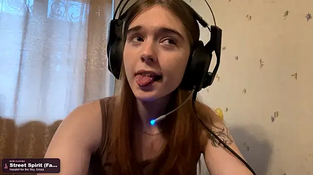 RealMaria - Tease with my top