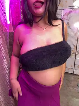 Curvy_DreamGirl - First Day, First Show!