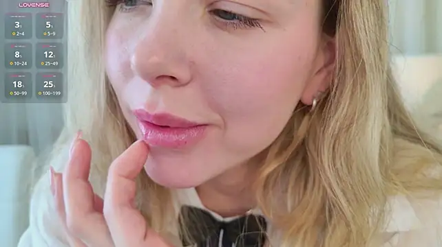 Milly_shy - pinch my clitoris through panties