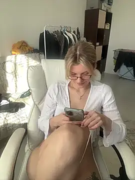 ValenciaShock - PLAY WITH MY PIERCING NIPPLES