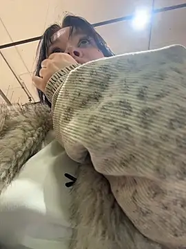 MietteDream - Publicly expose tits&squeeze nipples