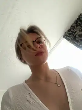 ValenciaShock - PLAY WITH MY PIERCING NIPPLES