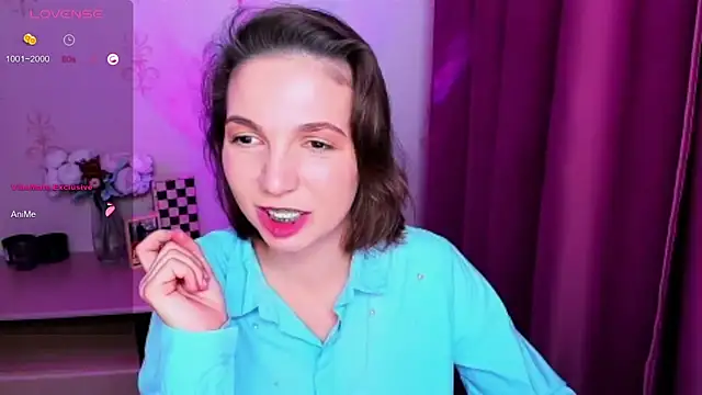 KindHazelHere_ - Catch a kiss for good luck