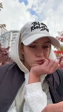 KikiWatson - Show boobs in public 🔞😍