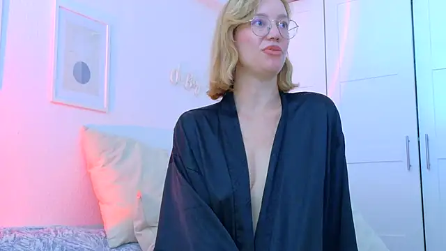 MissFrenchy - 2 doigts dans la chatte