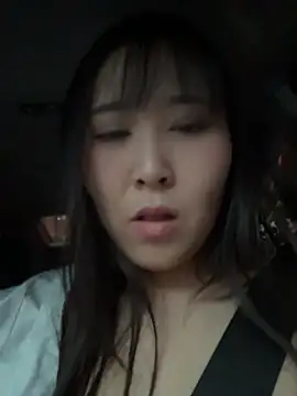 Doreennn - 表弟今天从外地打工回来，等下去接他，偷偷打一支春药，看表弟反应，感觉真好玩