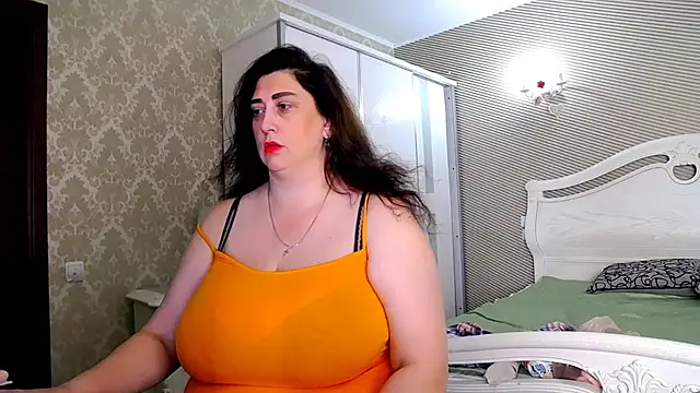 Evelyn_Shy - bare chest 200