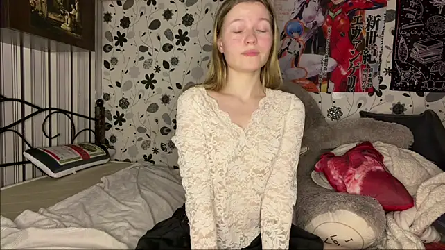 LynHillaire - To caress pussy and moan