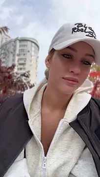 KikiWatson - Show boobs in public 🔞😍