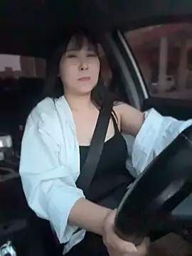 Doreennn - 表弟今天从外地打工回来，等下去接他，偷偷打一支春药，看表弟反应，感觉真好玩